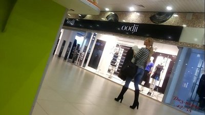 Coole chick in de supermarkt.