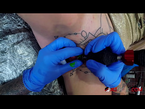 ❤️ Extreem getatoeëerde hottie Sully Savage kreeg een tatoeage op haar clitoris ❤️❌ Fuck video at nl.tradeis.top ﹏